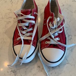Women’s canvas chuck taylor style.